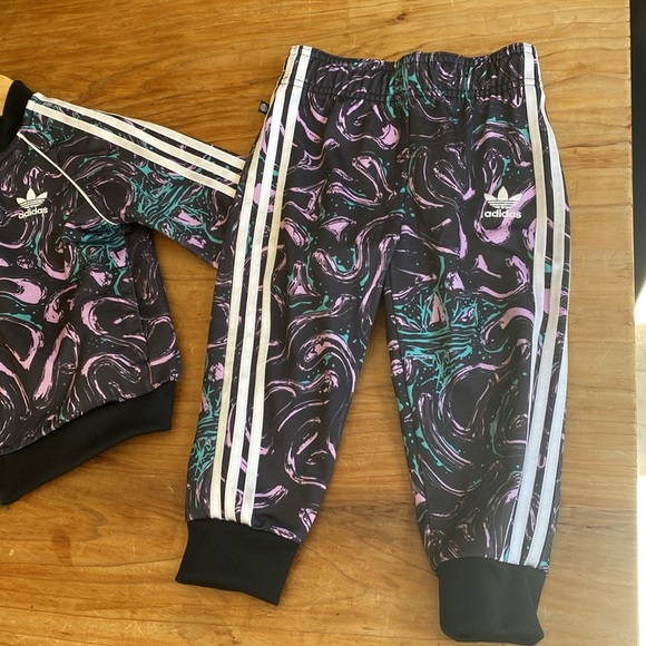 Adidas baby/Toddler Tracksuit Set - Picture 4 of 9